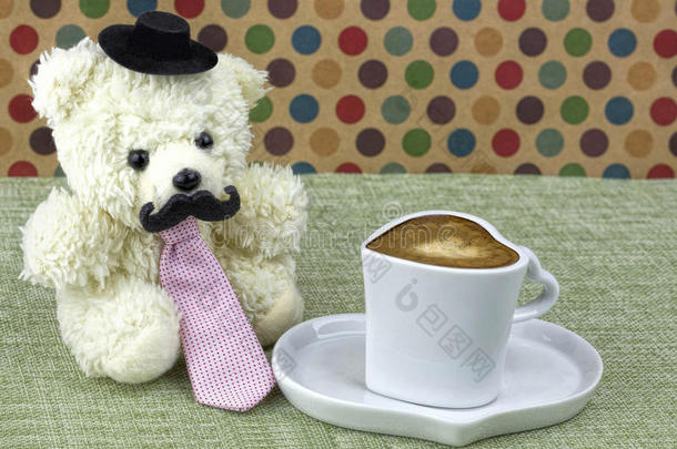 普通泰迪戴着领带和一杯咖啡。 父亲节主题