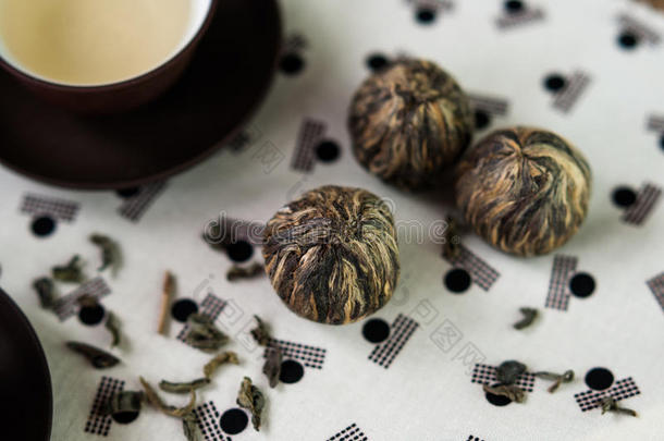 绿茶和小球捆干的绿茶叶子