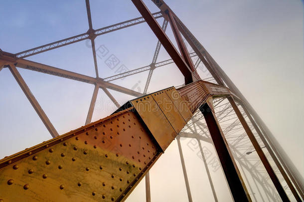 雾蒙蒙的一座直通拱桥的对角线构件