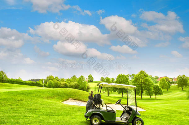 绿色高尔夫球场，清新的草地蓝天