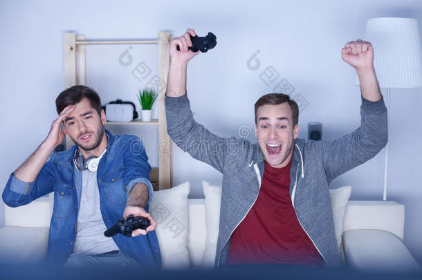 欢快的两个家伙在电子游戏中竞争