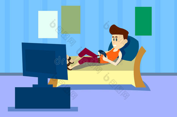 休闲男人躺在沙发上，拿着控制台，遥控器，玩电脑视频游戏，室内