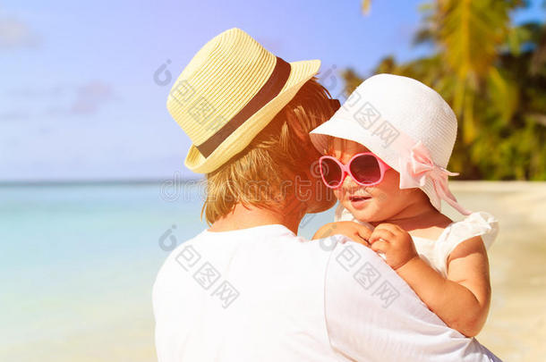 父亲和可爱的小女儿在海滩