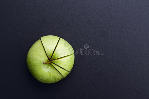 绿色苹果切割形状的饼图在背面。