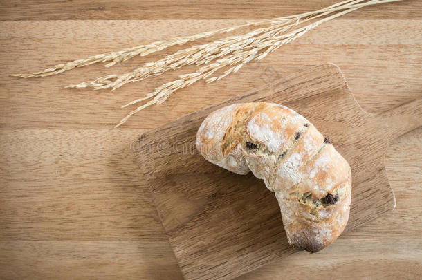 木制砧板上新鲜自制的全麦面包