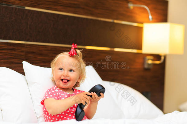 可爱的小女孩在酒店房间<strong>接电话</strong>