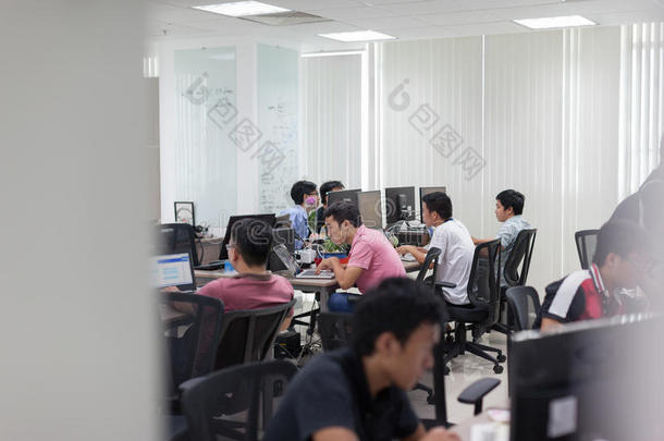 亚洲<strong>软件开发</strong>人员办公室团队坐在办公桌前