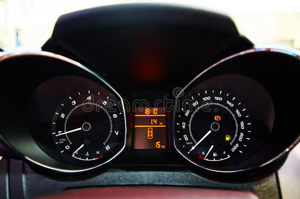 汽车仪表盘。 照明汽车仪表板的图像。
