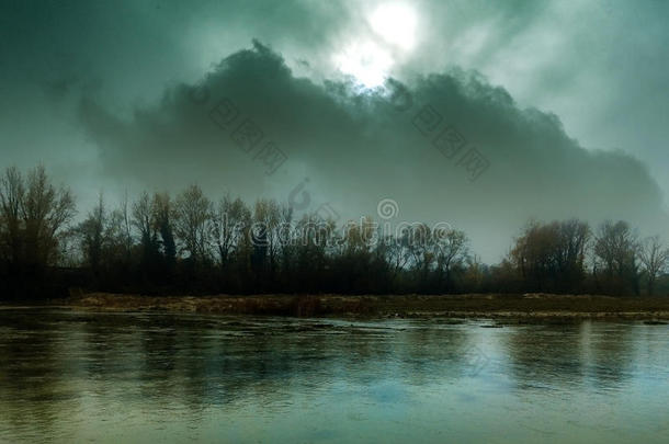 黑暗幽灵般的河流景观