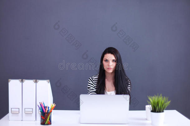 漂亮的<strong>商务</strong>女士在办公桌上工作，带着耳机和<strong>笔记本</strong>电脑