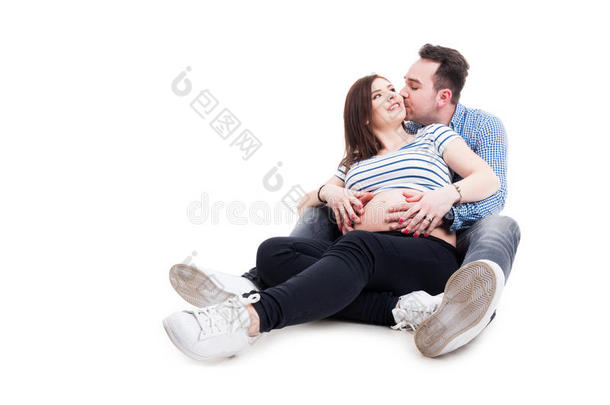 未来的父亲亲吻他怀孕的妻子的脸颊