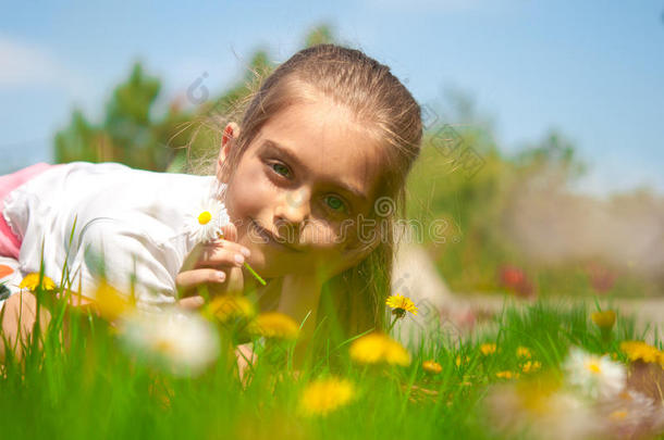 春日草地上可爱的小女孩