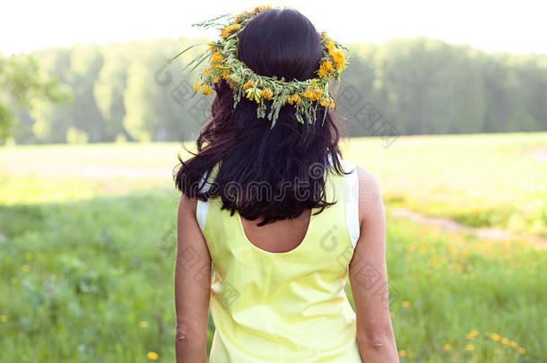 美丽的黑发女人时尚风格户外黄色连衣裙微笑快乐的概念想法看向远方