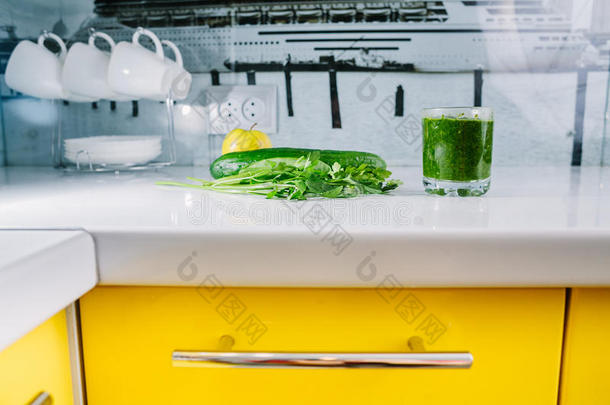 绿色<strong>蔬菜汁</strong>有机从天然在白色桌子上