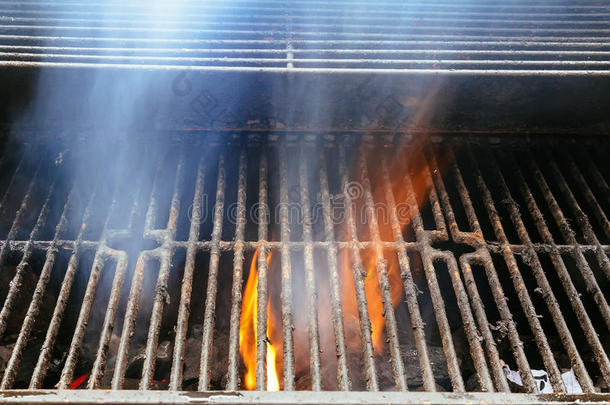 烧烤架和燃烧的煤。你可以看到更多的烧烤，烧烤食物，火