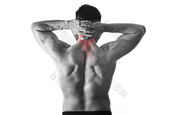 背部年轻肌肉运动男子抱着疼痛的脖子，触摸按摩<strong>颈部</strong>区域