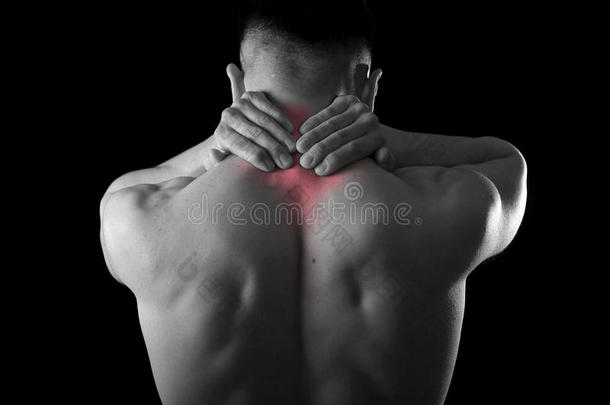背部年轻肌肉运动男子抱着疼痛的脖子，触摸按摩颈部区域