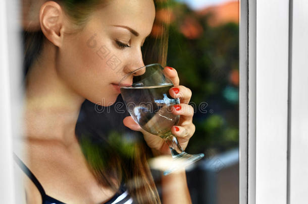 喝水。 微笑的女人喝水。 饮食。 健康的生活方式