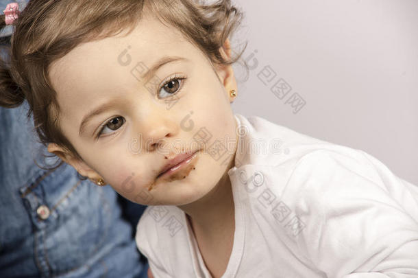 可爱的两岁宝宝吃巧克力