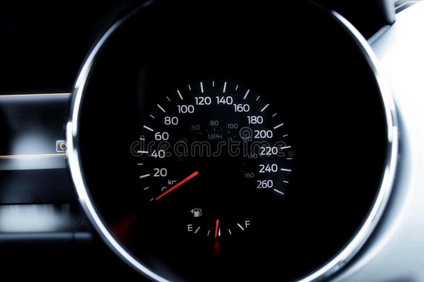背光速度计刻度在汽车仪表板上详细说明