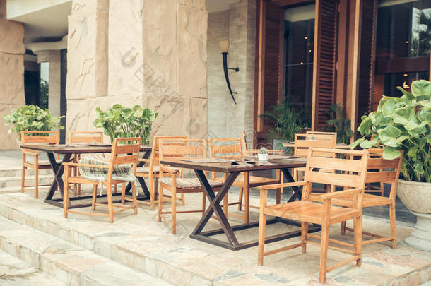 咖啡馆与桌椅在欧洲的一条老街与复古复古的Instagram风格的过滤器。