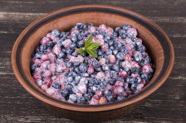 新鲜水果沙拉配草莓和蓝莓，野生浆果