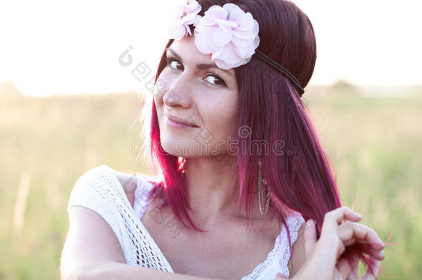 美丽的女孩在草地上摆着夏天，时尚的风格，自然的美丽，阳光明媚的一天，热情甜美的黑发，与
