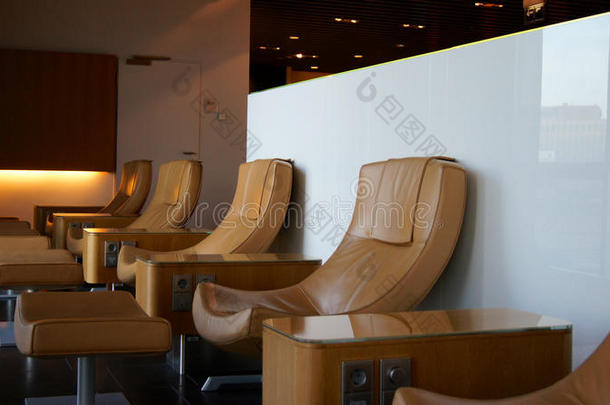 机场头等舱休息室里的空椅子