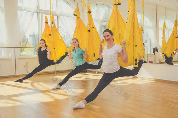 一群做飞行瑜伽练习的女人