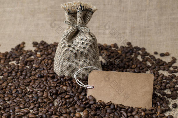 袋子从一个麻袋和一根绳子，在咖啡豆上