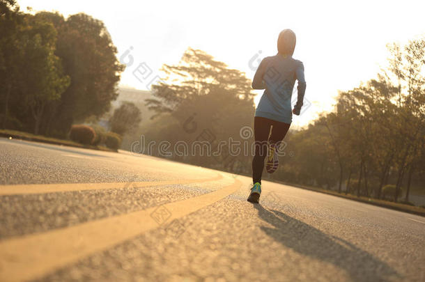 健身女子跑步者在日出路上跑步