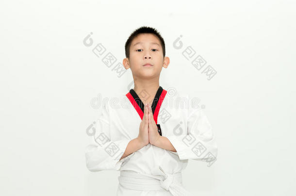 灰色背景的亚洲跆拳道男孩。