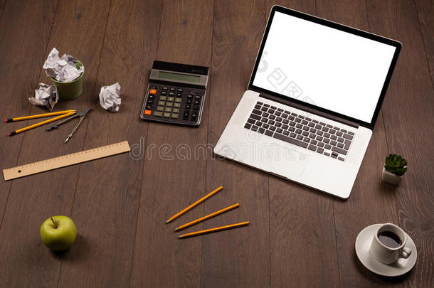 办公桌，带办公用品和现代笔记本电脑白色背景