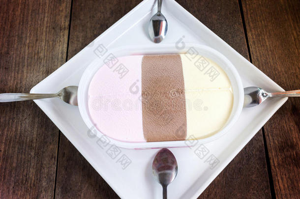巧克力风味冰淇淋盘子品味