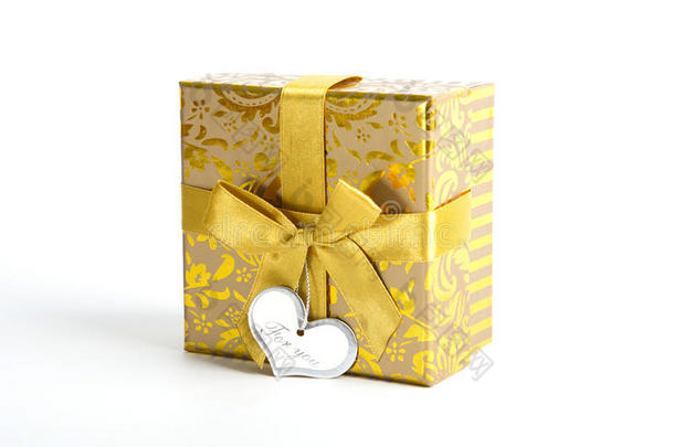 金色礼品盒，白色背景上有金色丝带。