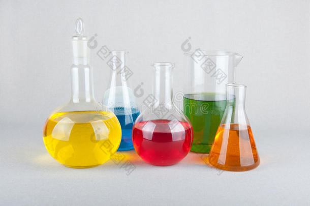 化学玻璃器皿，白色背景上有彩色液体