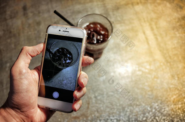 用<strong>手机</strong>w手拍冰咖啡的照片