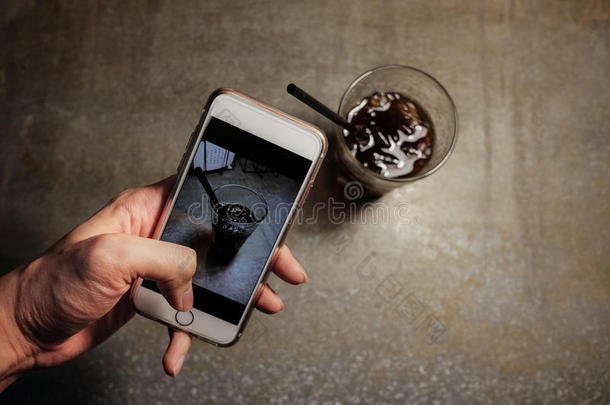用<strong>手机</strong>拍照冰咖啡美式