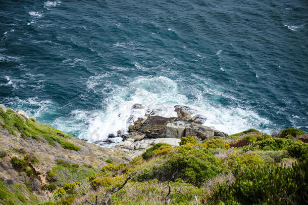 海浪撞击岩石