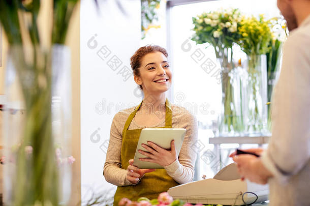 花店的女人和男人在花店点菜