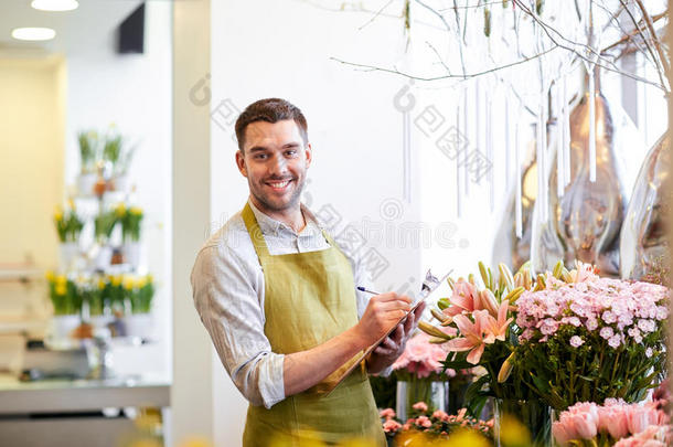 花店有剪贴板的花店老板