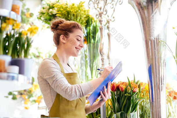 花店有剪贴板的花店女人