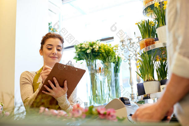 花店的女人和男人在花店点菜