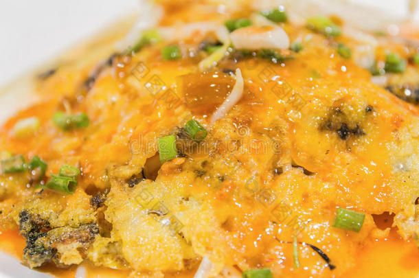 美味的泰国面条虾与煎牡蛎壳，