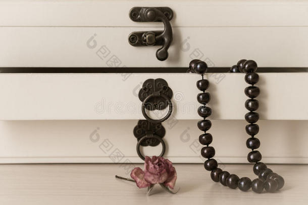 木制棺材里的黑色珍珠项链