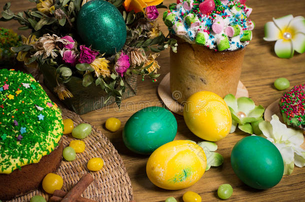 复活节庆祝家庭晚餐，彩色鸡蛋，蛋糕，水果茶，糖果