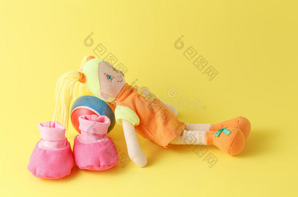 芭比娃娃和黄色背景的娃娃
