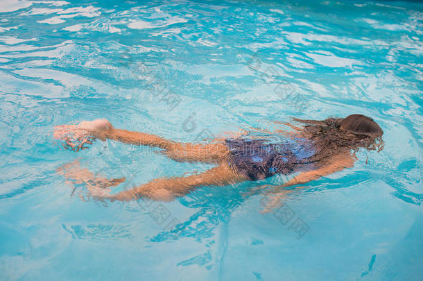 孩子们在水下游泳池游泳，快乐的活跃女孩在水里玩得很开心