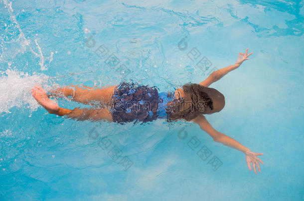 孩子们在水下游泳池游泳，快乐的活跃女孩在水里玩得很开心