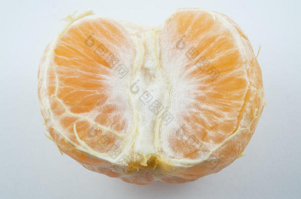白色背景的新鲜橙色水果